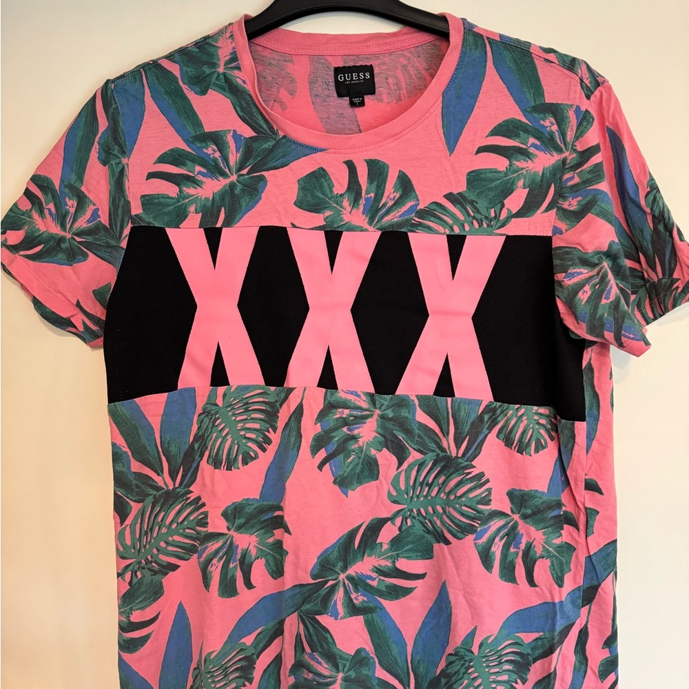 Guess men’s tshirt large..